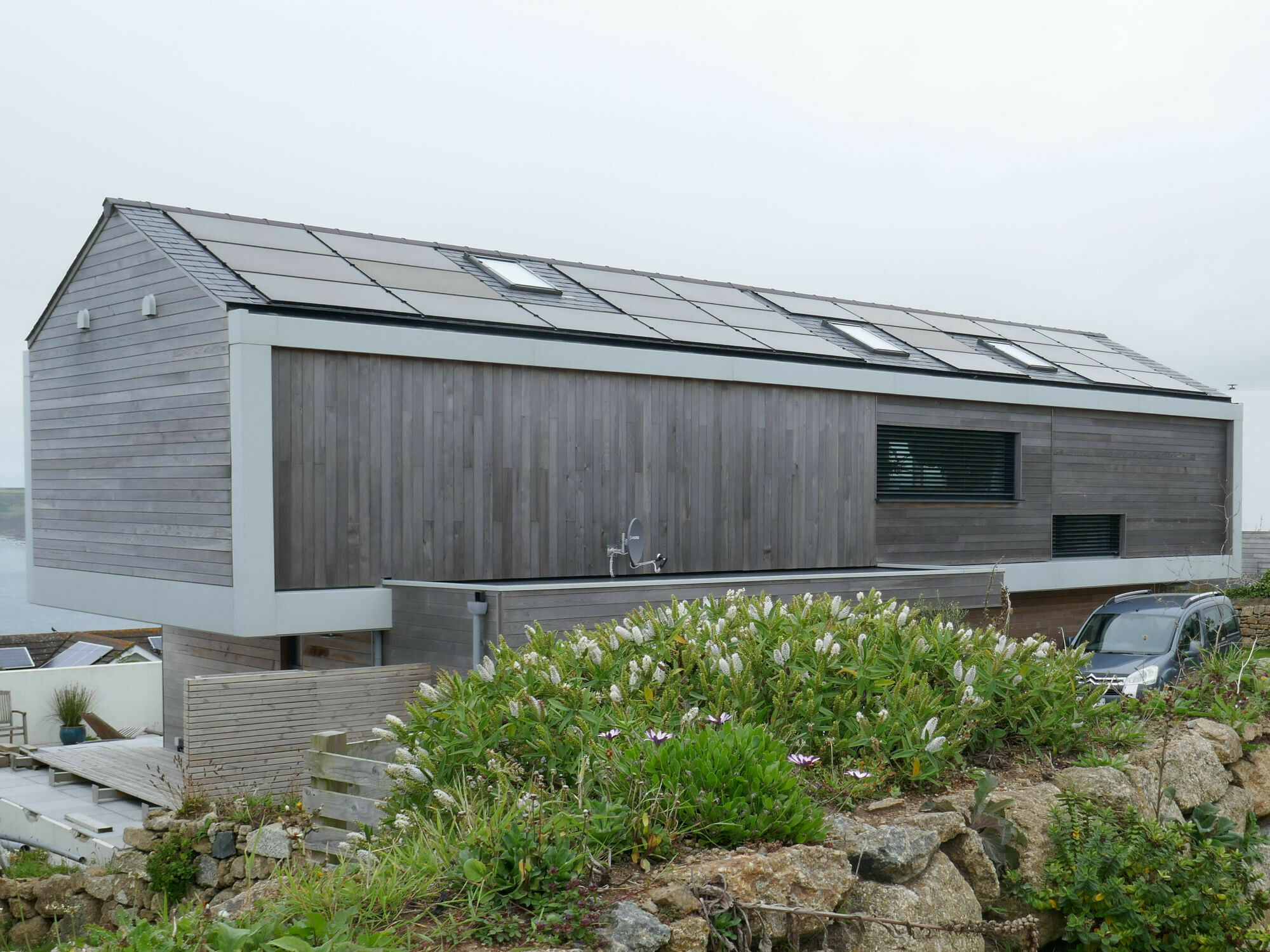 Wohnhaus an der cornischen Küste: Schieferdeckung und Photovoltaik