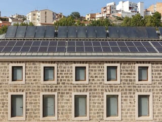 PV-Elemente auf einem Bestandsdach im spanischen Alcoy