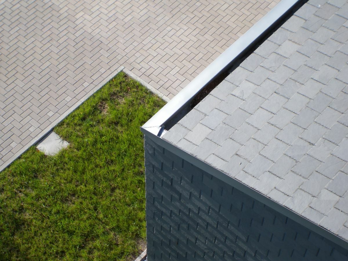 Gedeckt sind die Dächer mit 50 x 25 cm großen Schiefern, die Überdeckung des dritten Gebindes über das erste beträgt mindestens 12 cm.