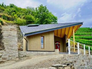 In den Hang gerückt ist die Flutkapelle St. Donatus Walporzheim, die nach Plänen von Kistner Architekten errichtet wurde.