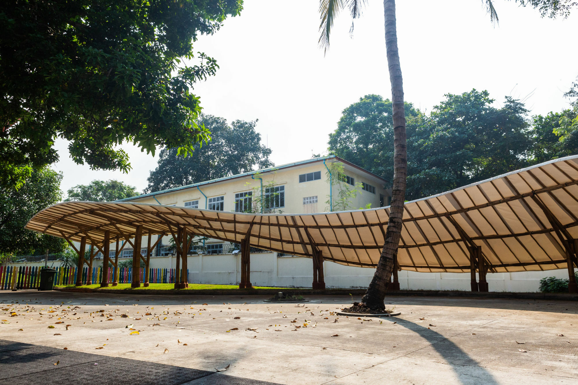 Die klimatischen Verhältnisse in Yangon erfordern die Schaffung geschützter Außenbereiche.