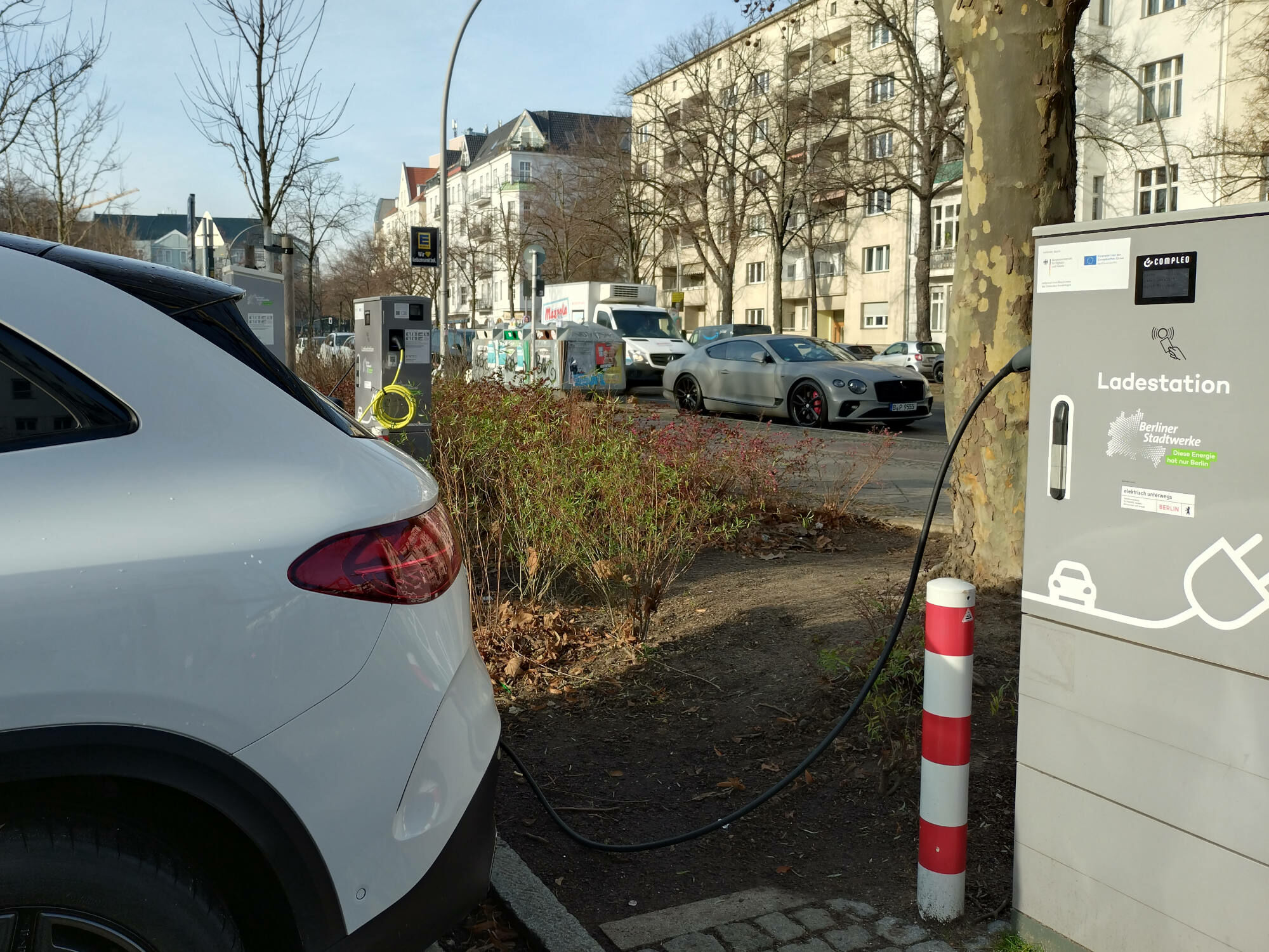 In Elektroautos spielen Lithium-Ionen-Akkus eine Schlüsselrolle, da sie eine hohe Energiedichte und Reichweite bei relativ geringem Gewicht ermöglichen.