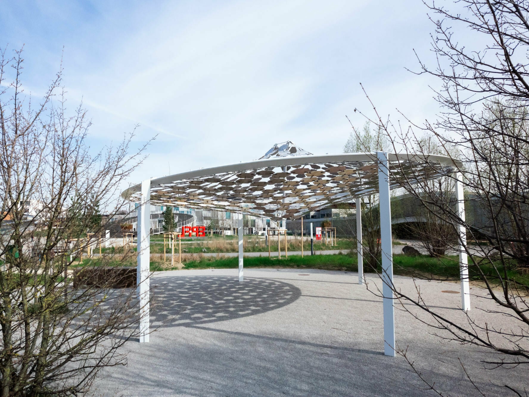 Der Canopy Pavilion ist eine offene Ultraleichtkonstruktion, die einen kleinen Veranstaltungsplatz beschattet. 