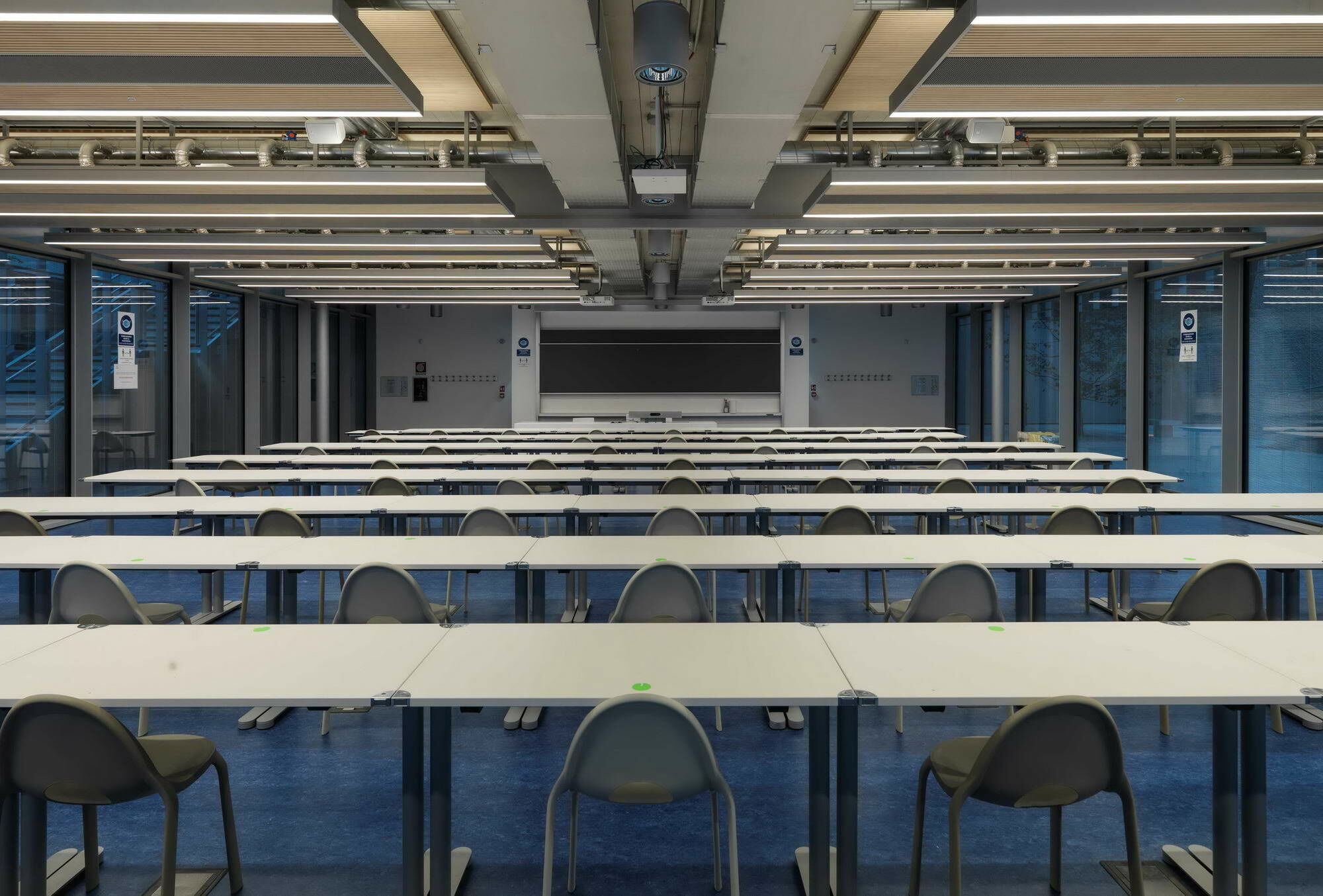 Die Räume des Politecnico wurden mit den Hochleistungs-Kühldeckenpaneelen ausgestattet, die Kühlung erfolgt dabei gleichzeitig über Luft und Wasser.