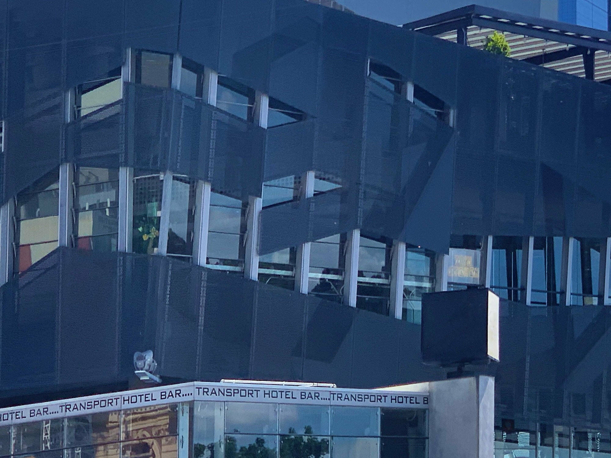 Weil sie in die nichttragende Gebäudehülle eingeschnitten sind, können die Ausschnitte frei platziert werden. Im Bild: Terminal mit Gastronomie in Melbourne, Australien