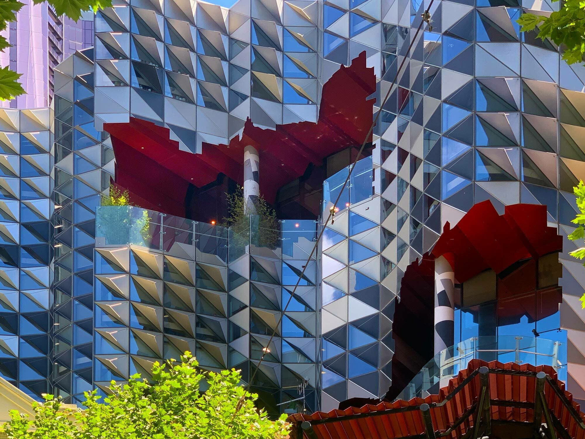 Cutouts sind Ausschnitte und Aussparungen in Fassaden und in der Mode. Im Bild: Einkaufszentrum in Brisbane, Australien