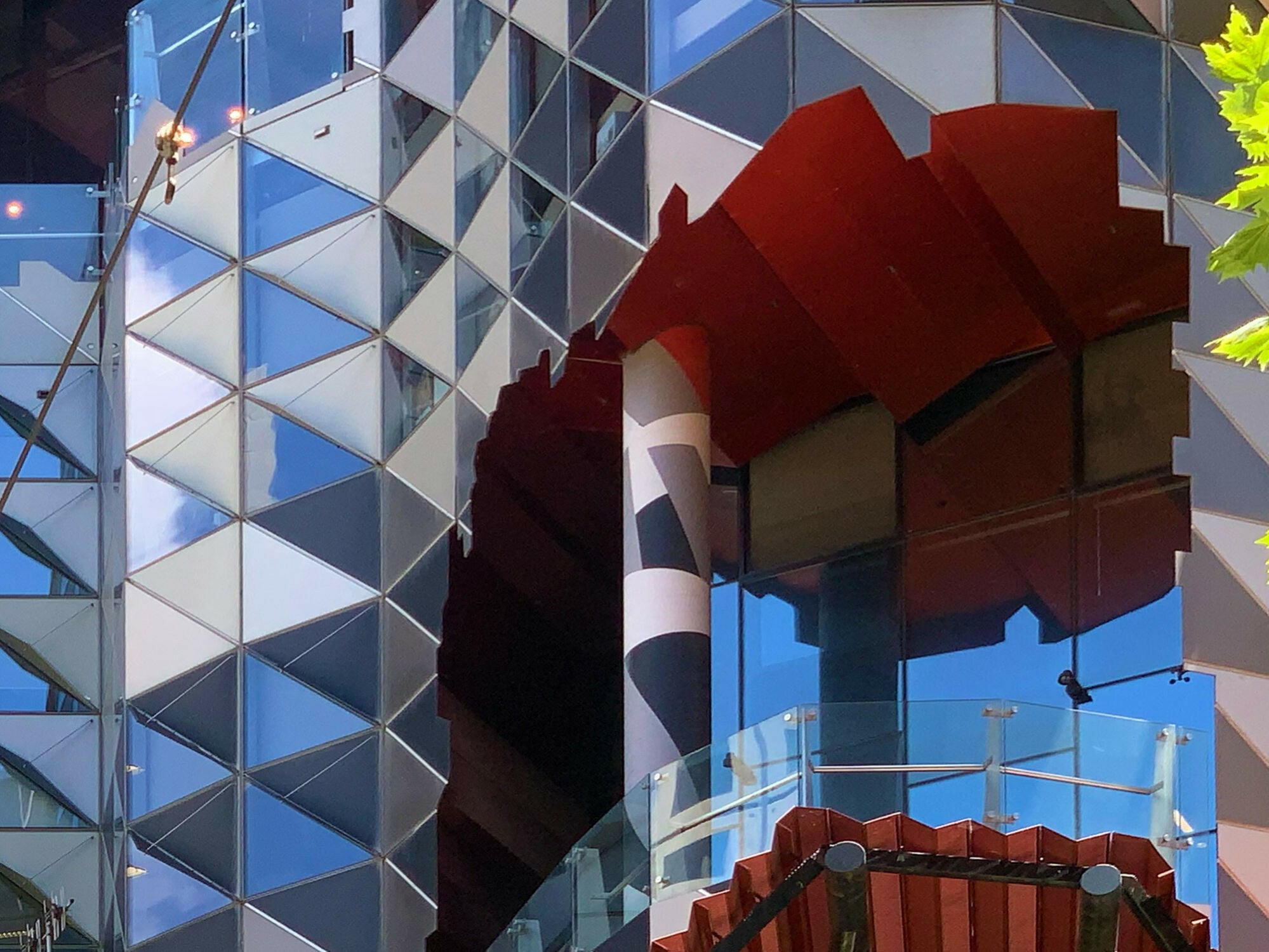 Cutouts sind vor allem in der parametrischen Architektur beliebt, um visuelle Spannung zu erzeugen.