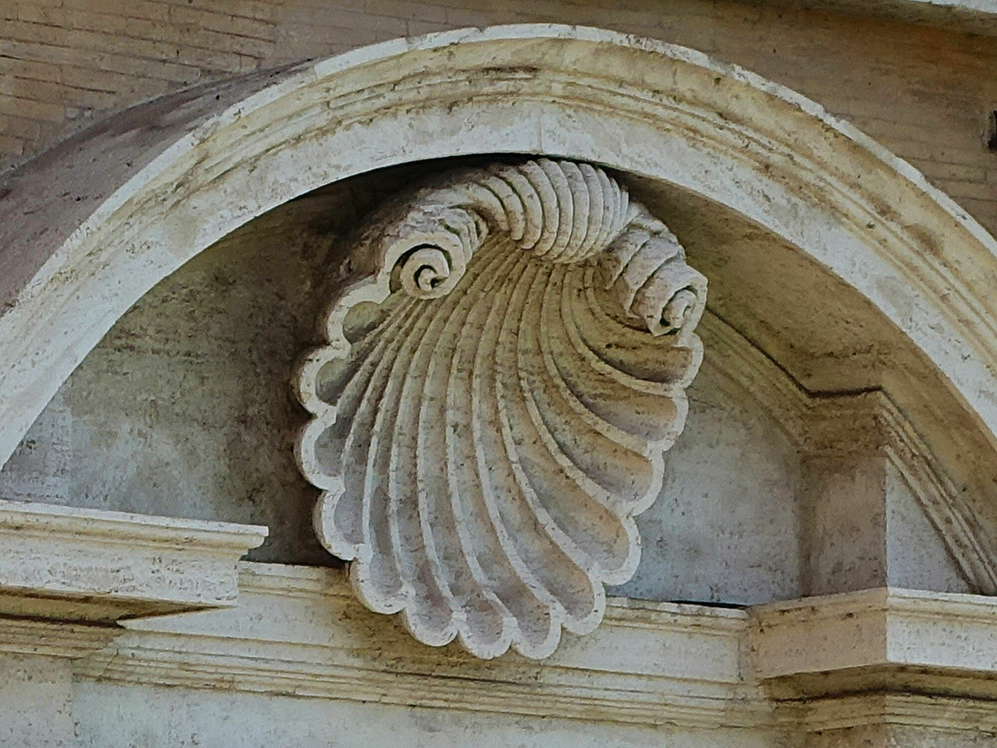 Die Muschel symbolisiert das Grab von Jesus, wobei die harte Schale dessen Schutz versinnbildlicht.