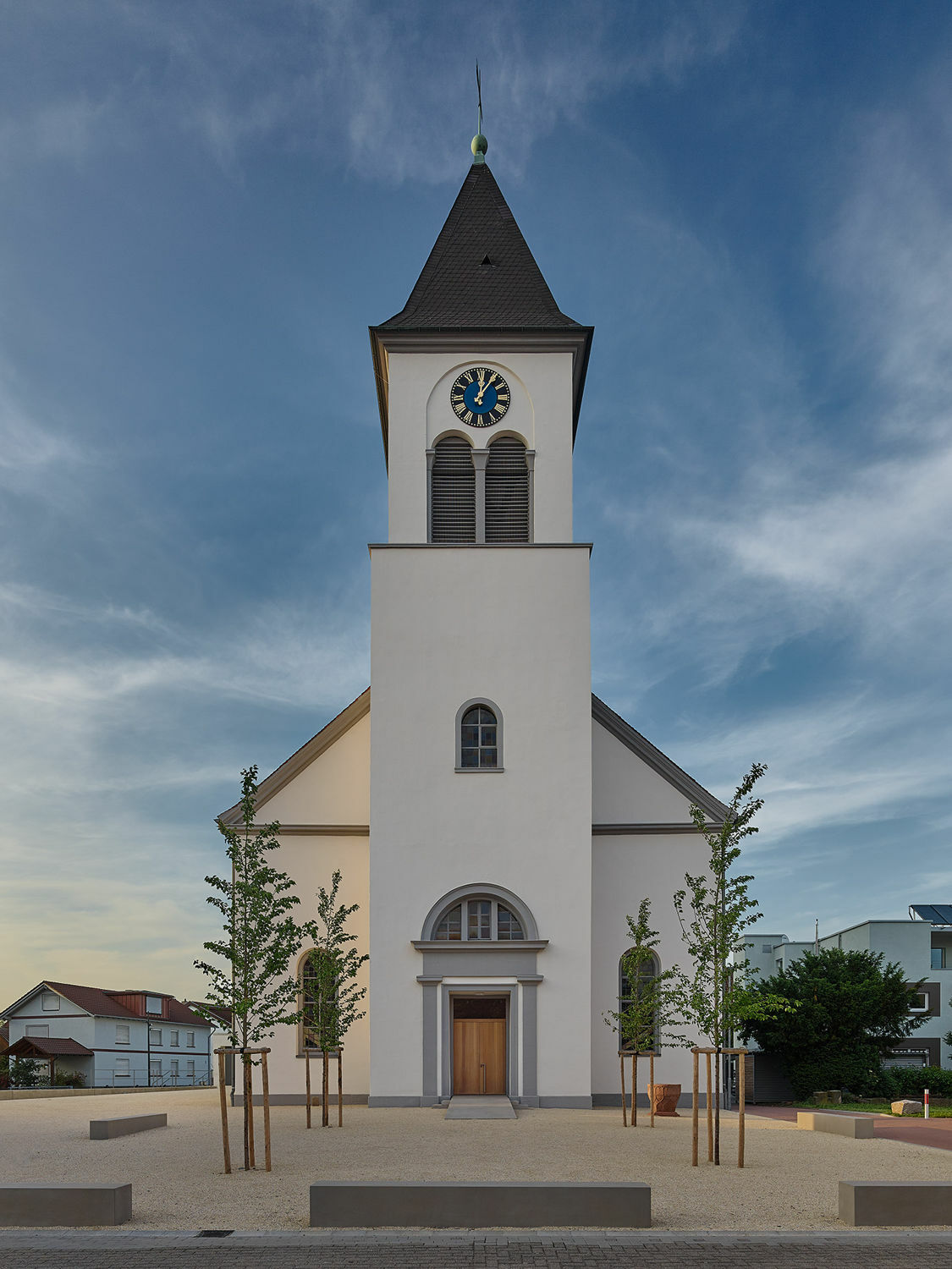 Die Sanierung der Kirche beinhaltete die Wiederherstellung des westliche Eingangs, sowie die Neuschaffung eines Durchgangs zum neuen Gemeindezentrum. Farblich und gestalterisch wurde die historische Kirche ebenfalls wieder in ihren ursprünglichen Zustand versetzt.