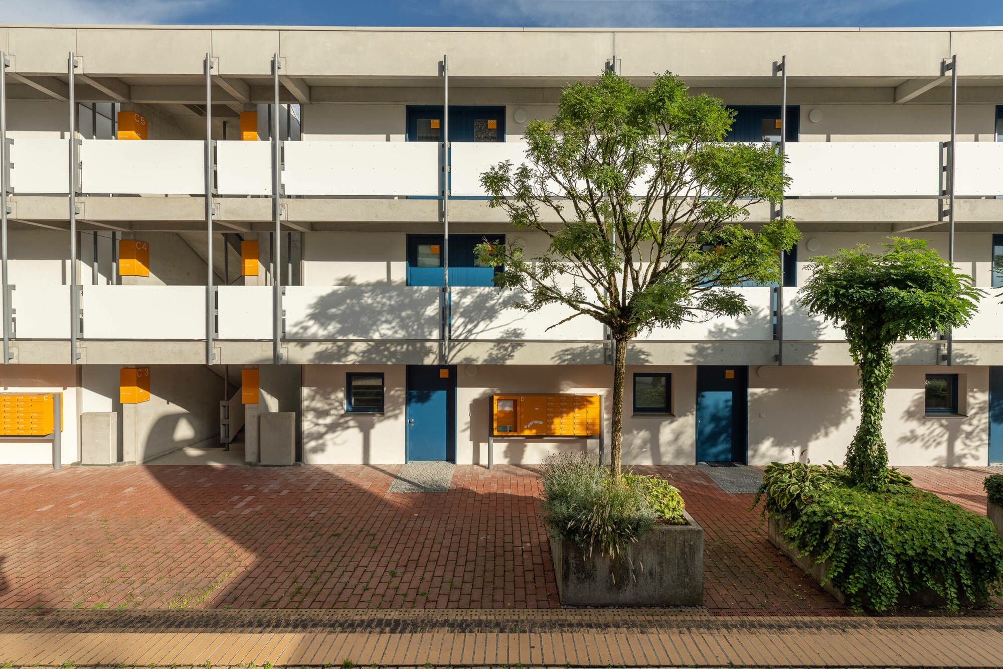 Neues im alten Stil: Laubengänge und Treppen sowie Fassadenpaneele und Fenster wurden ersetzt.