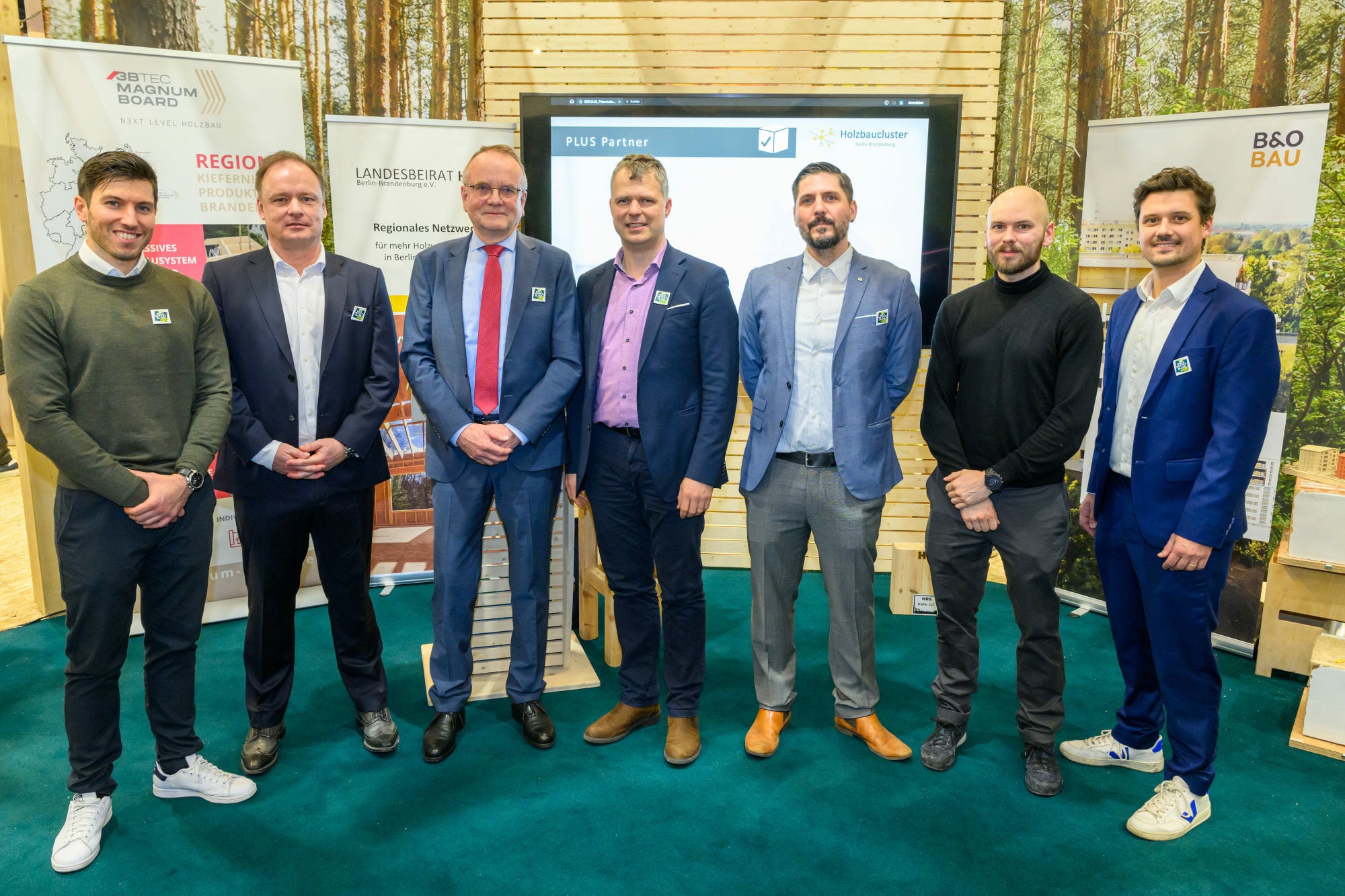 Die Teilnehmenden der Veranstaltung (v.l.): Julien Oldengott (3BTecMagnumboard), Thomas Rintsch (stv. Vs. LB Holz), Bauminister Detlef Tabbert, Dr. Denny Ohnesorge (Vs. LB Holz), Stefan Anders (B&O Bau), Julian Mönig (Natural Building Lab), Michel Reckhaus (Holzbaucluster Berlin-Brandenburg)