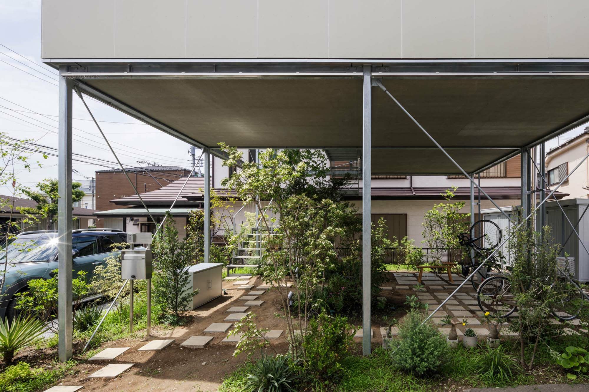 Dank Gitterstahlvorhängen entsteht ein Ort zwischen privater Stadtoase und halböffentlicher Veranda.