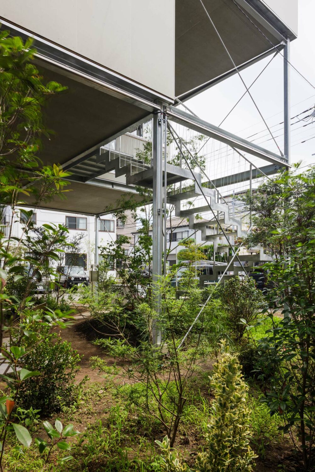 Der Garten ist mit einer Vielzahl von Pflanzen in unterschiedlichen Größen bestückt und ragt durch Aussparung im Baukörper teilweise bis in die oberen Geschosse.
