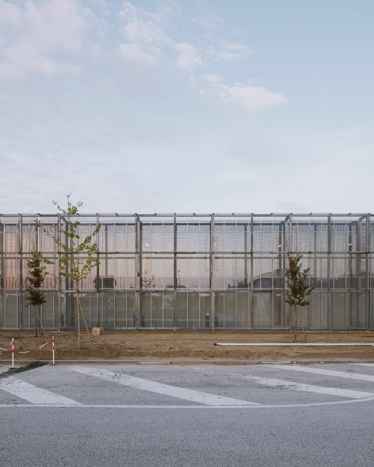 Das Büro mit angegliederter Fertigungshalle erhielt im Süden einen Anbau mit neuer Fassade.