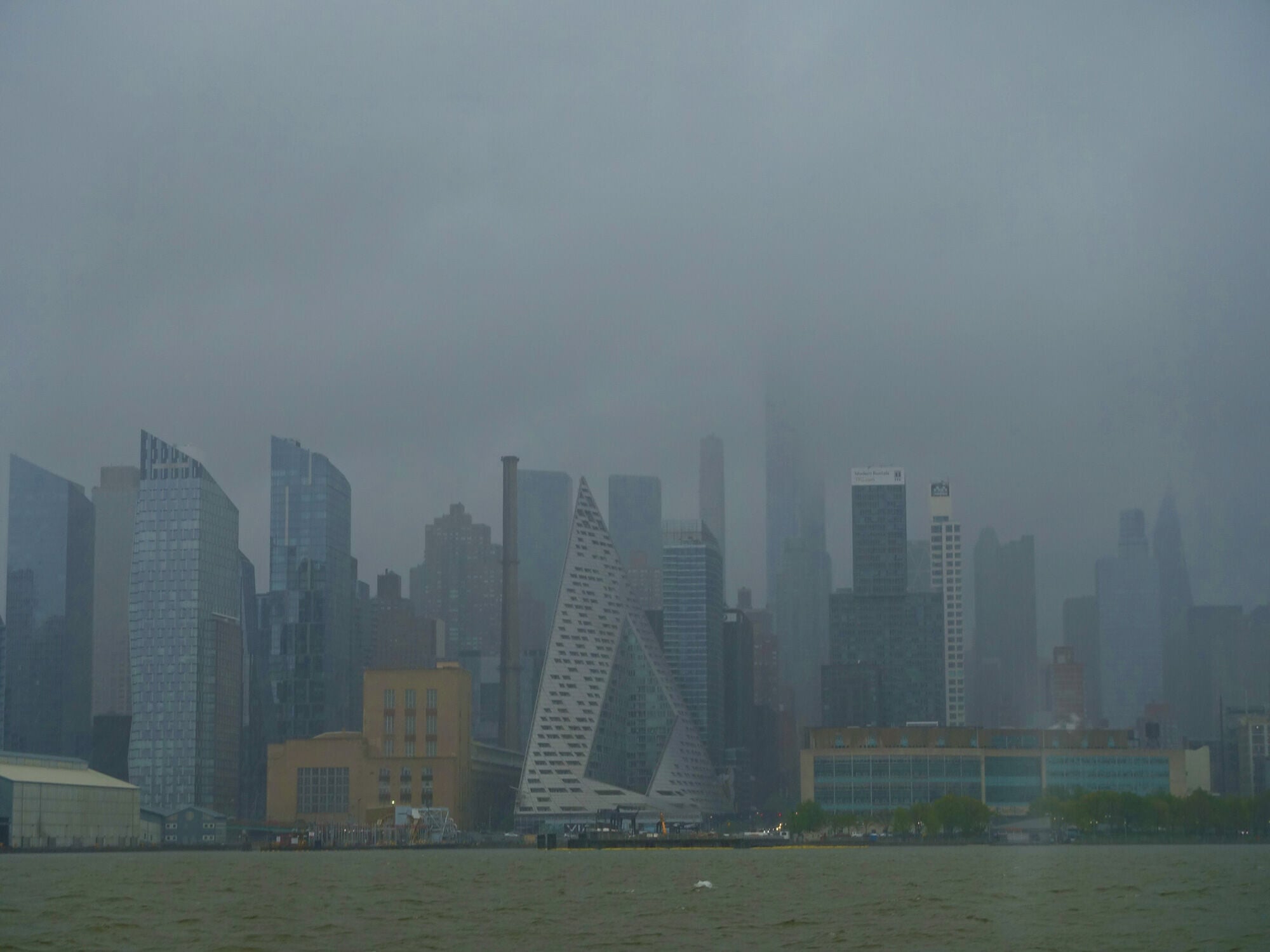 Der Begriff Differenzklimaverhalten bezeichnet eine bauphysikalische Eigenschaft von Fenstern und Türen und entspricht der Widerstandsfähigkeit gegen Verformung durch klimatische Faktoren. Im Bild: New York City während eines sommerlichen Starkregens