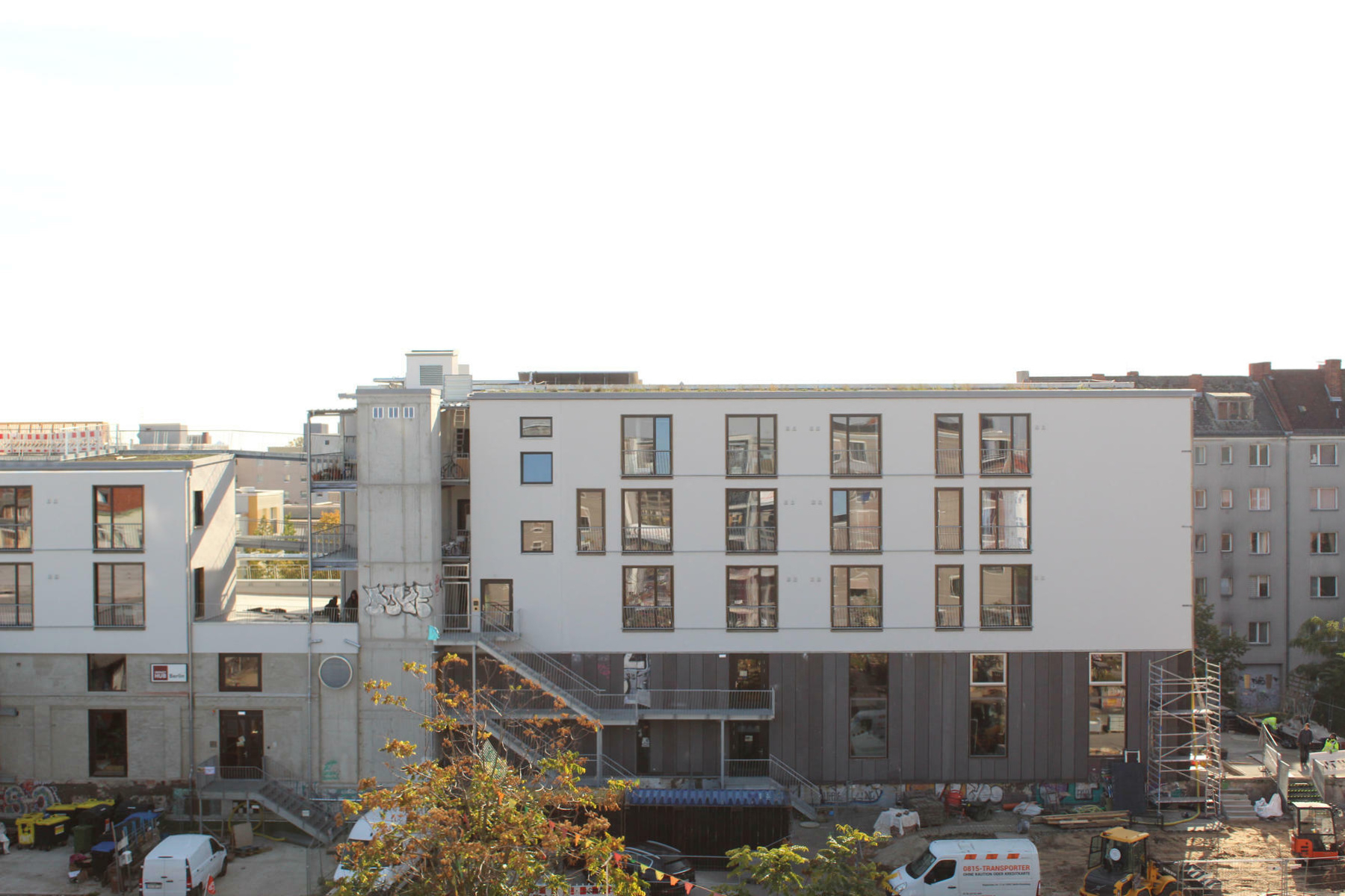 Das Bestandsgebäude und die östliche Aufstockung beherbergen Arbeitrsäume, im Westteil des Dachaufbaus sind die Wohnräume untergebracht,