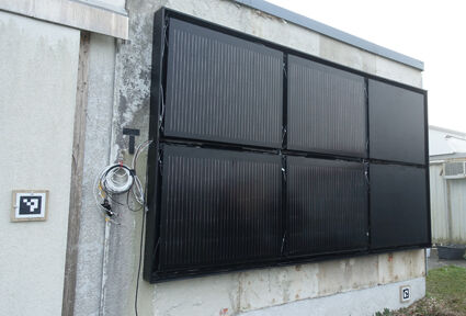 Demonstrations-Installation von sechs Fassaden-Photovoltaikelementen am Standort des Fraunhofer IBP in Holzkirchen: Die PV-Elemente lassen sich beliebig erweitern, bei Bedarf farbig gestalten und sind schnell installiert.