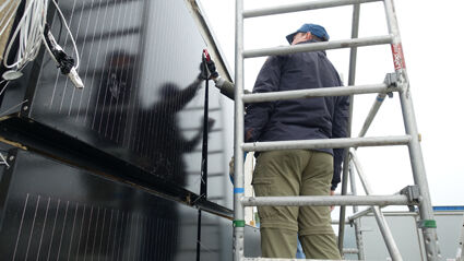 Installation der PV-Elemente: Das Forschungsteam entwickelte eine Variante mit einem Dämmmaterial aus Hanffasern und eine weitere mit einem Dämmmaterial aus Pilzwerkstoff.