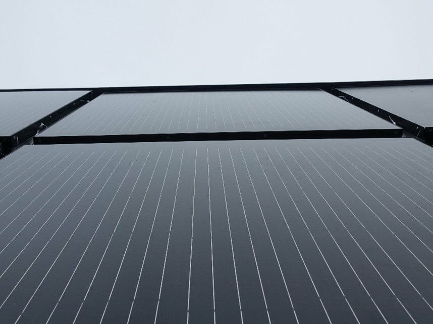 Nahaufnahme der installierten Photovoltaikelemente, mit denen die Wärmedämmung einer Fassade ersetzt werden kann. 