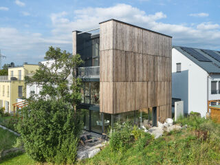 Das dreieinhalbgeschossige Wohnhaus plante Architekt Bastian Gärber für sich und seine Familie.
