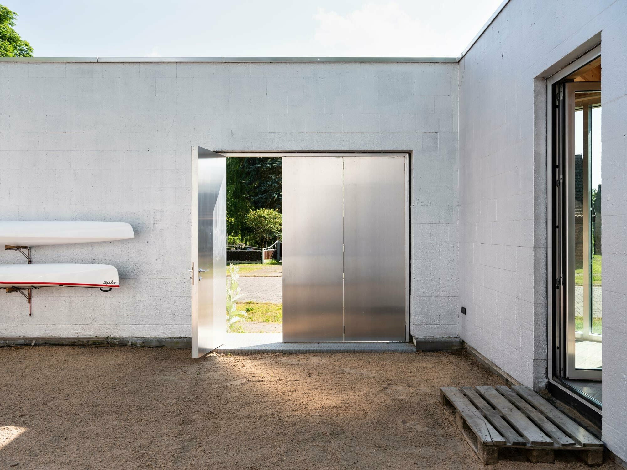 Statt in den ehemaligen Verkaufsraum führt die Tür in einen Innenhof.