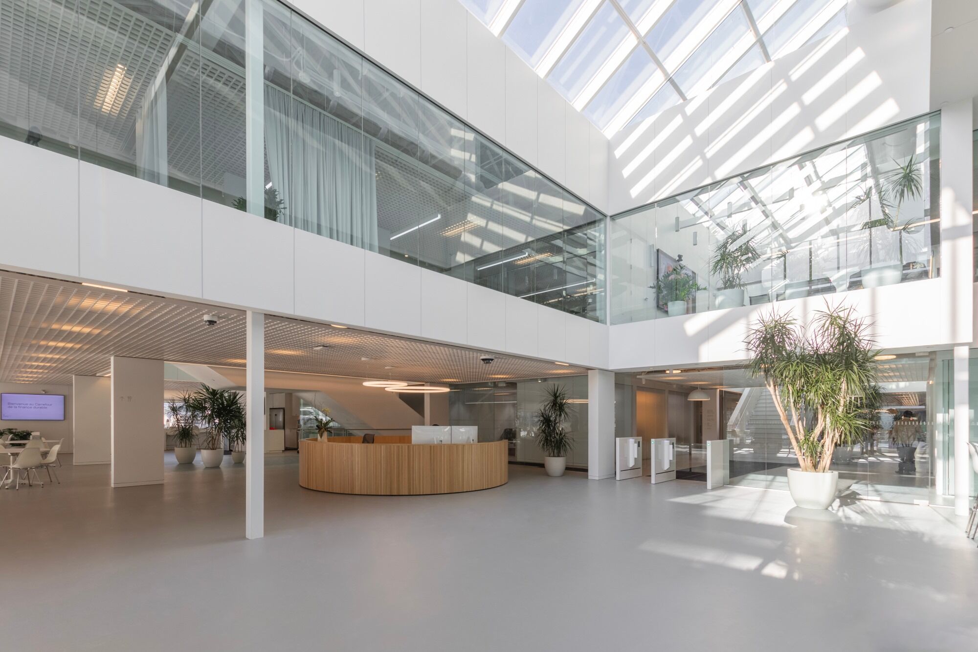 Im Zentrum steht ein lichtdurchflutetes Atrium mit umlaufender Galerie.