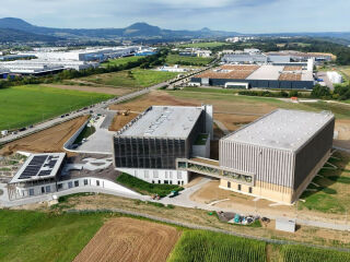 Zum Campus gehören ein Verwaltungsgebäude, ein Funktionsgebäude und ein Hochregallager.