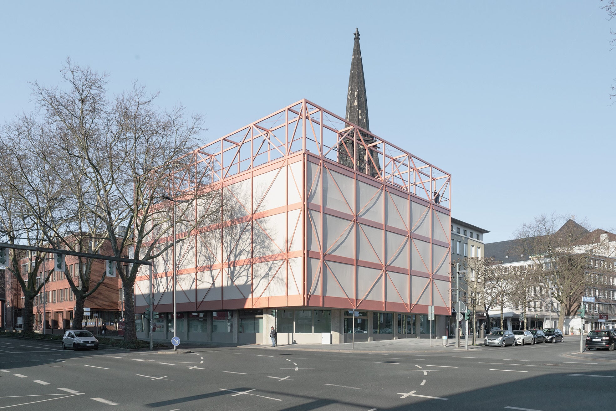 Die alte Fassade wurde rückgebaut und durch eine luftigere Konstruktion ersetzt.