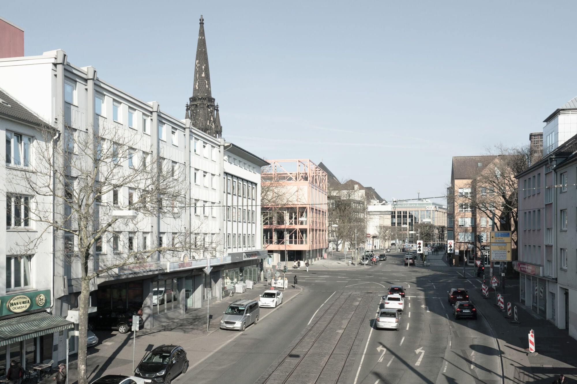 Das vorgehängte Stahlgerüst stärkt die Ecksituation.