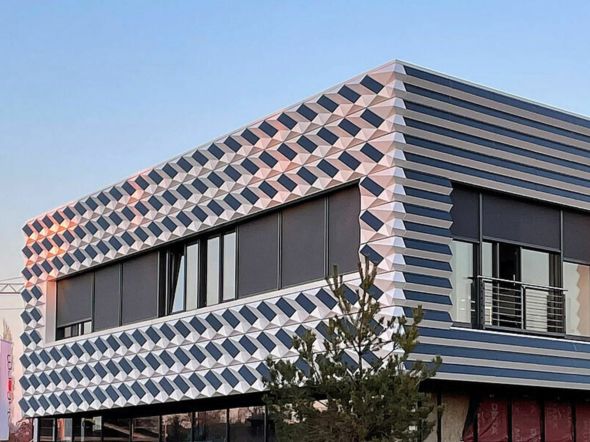 Eine ästhetisch hochwertige PV-Fassade wurde im Projekt SOLAR.shell Transfer getestet.