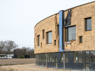 Die neue Schule der dänischen Kleinstadt Sundby erhält eine Reetfassade. An dem Projekt sind Henning Larsen Architects, Skala Architecture, BO-HUS, ETN Arkitekter, Autens und MOE beteiligt.