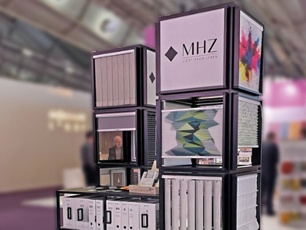 In die Rahmenkonstruktion des Shopsystems Lightmodul lassen sich Sonnen-, Sicht- und Insektenschutz-Muster ebenso einsetzen wie mit Fotos oder Firmenlogos bedruckte Panels. 