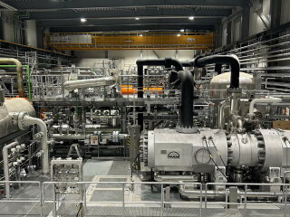 Die CO2-basierte Wärmpumpe nutzt die Wärmeenergie aus dem Meerwasser und ist die weltweit größte ihrer Art.