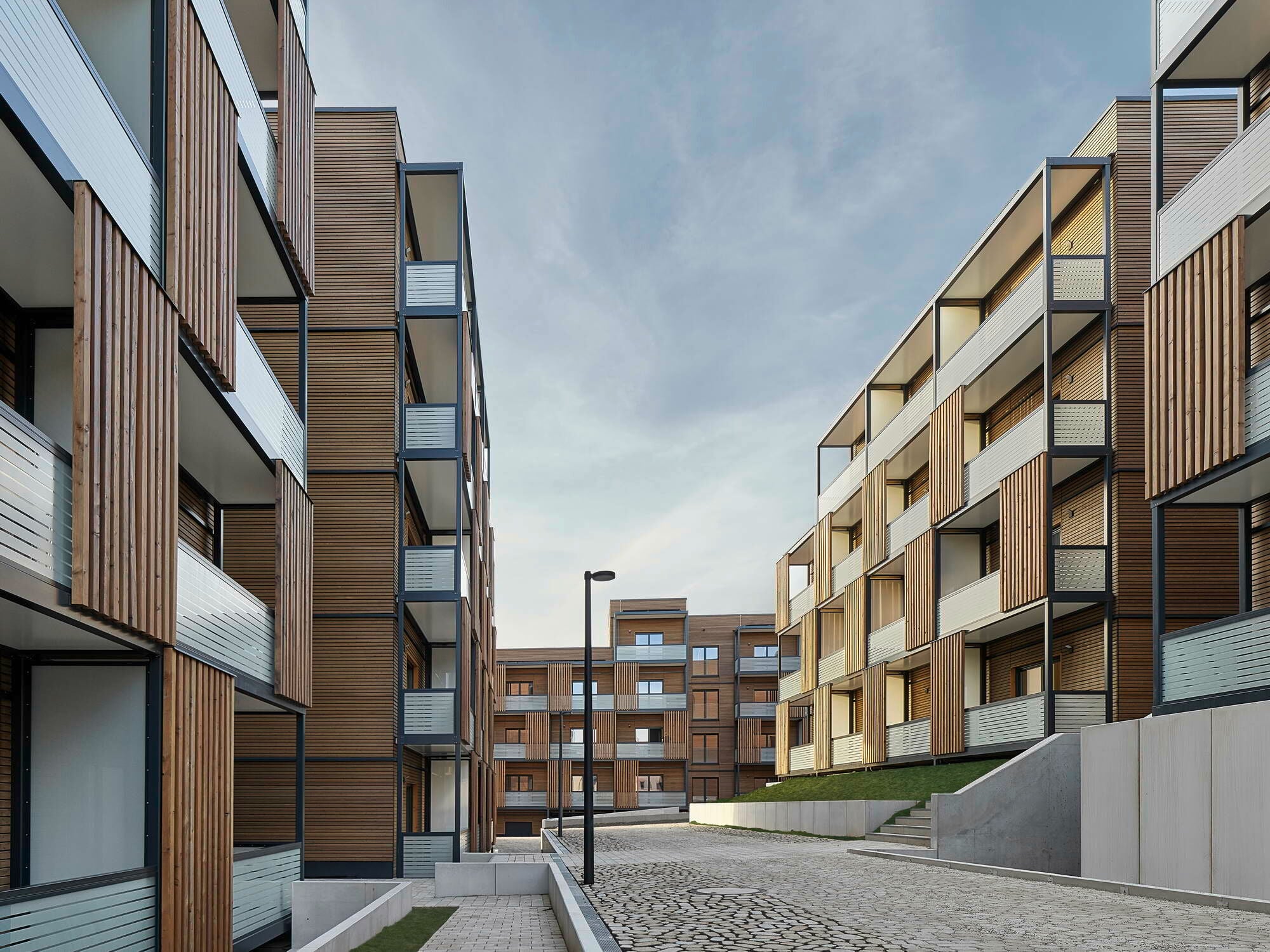 Die 330 Wohnungen für Mitarbeitende des Klinikums Stuttgart verteilen sich auf sechs Gebäude mit vier und fünf Geschossen, die in Holzmodulbauweise errichtet wurden.