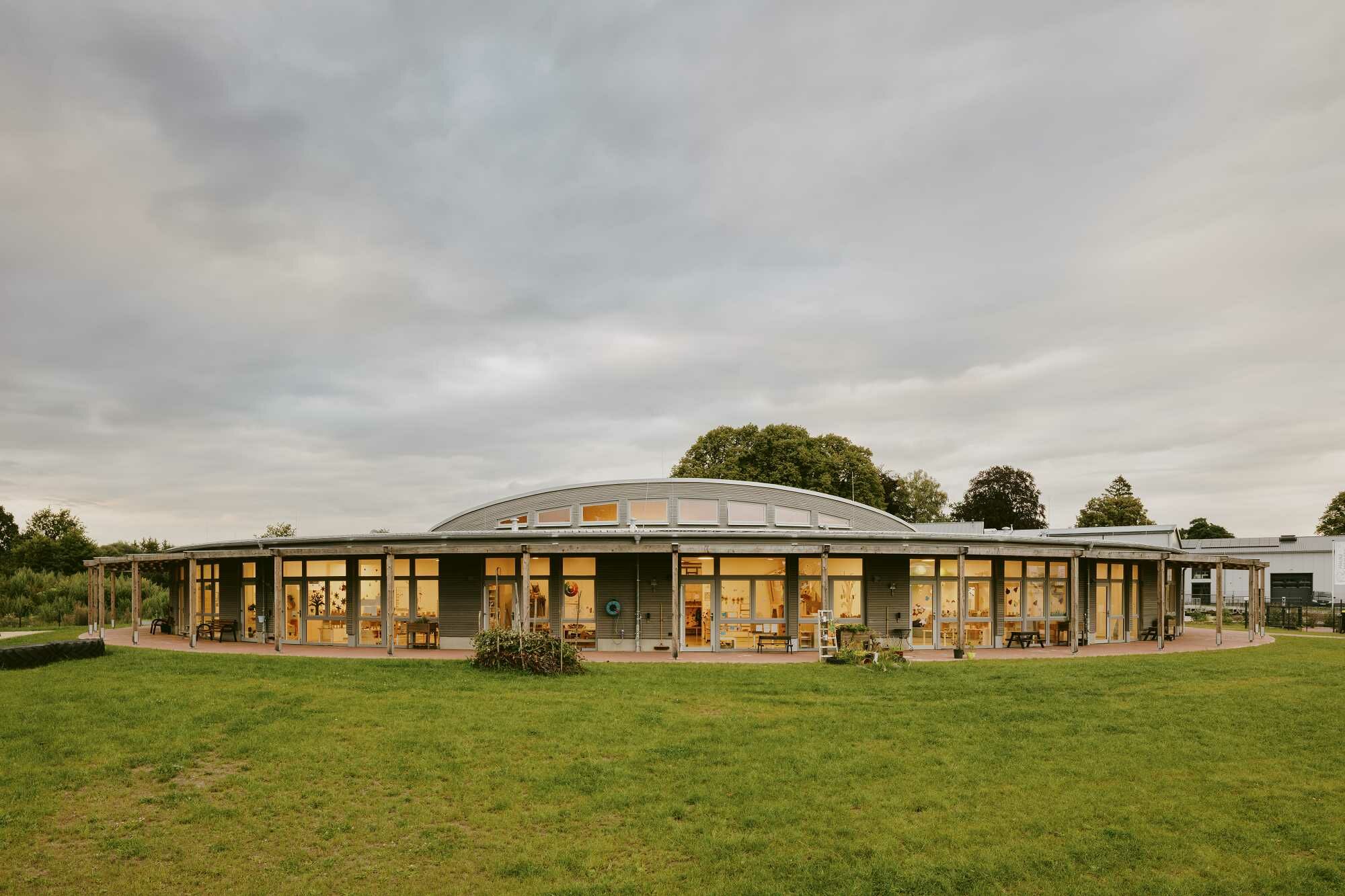 Über dem Zentralraum ist eine Ausschnitt des Dachs einem Pultdach ähnlich hochgeklappt.