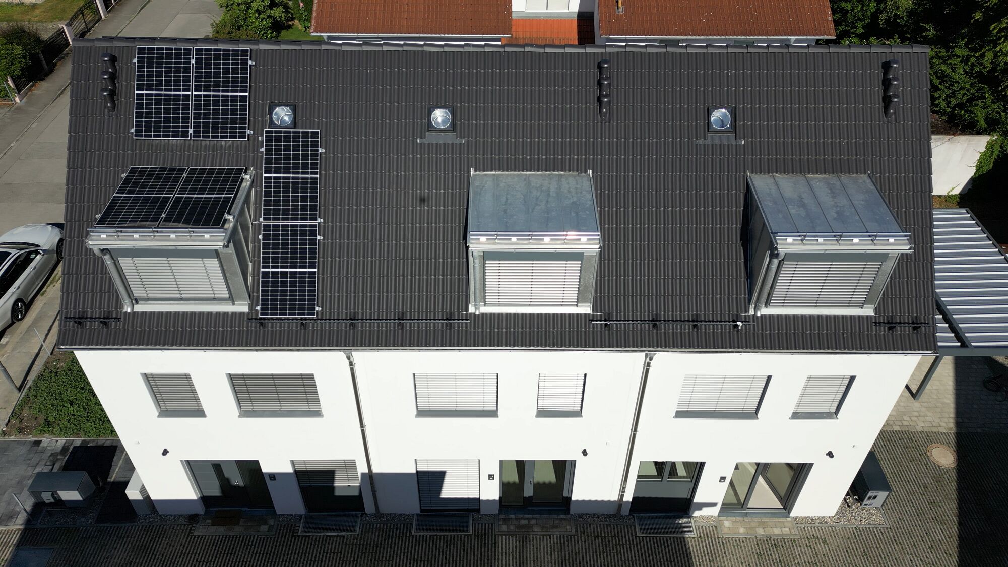 Das Gebäude erfüllt die Energieeffizienzklasse A+. Die Luftwasserwärmepumpe wird über eine PV-Anlage mit Strom versorgt.