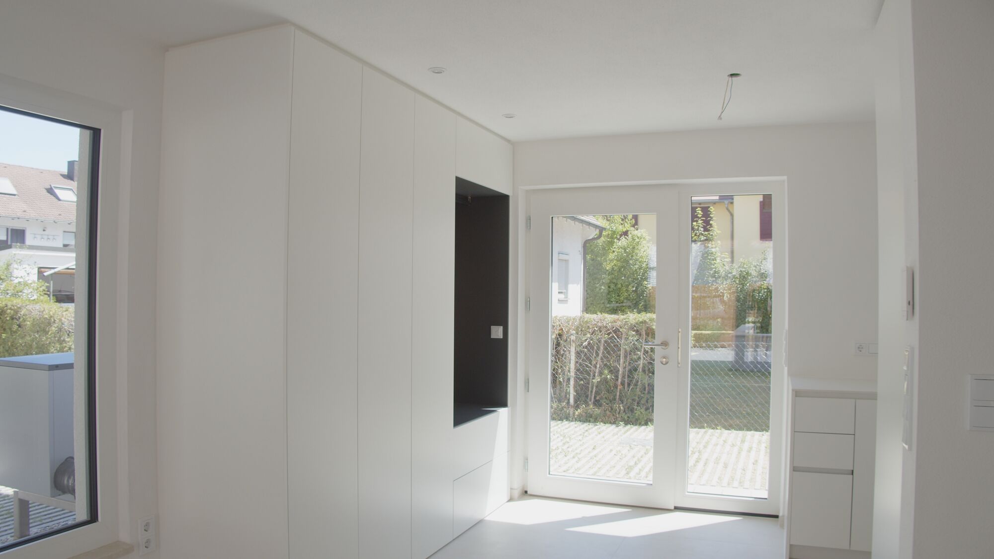 Auf unnötige Flure wurde bewusst verzichtet. Die Garderobe liegt im Einbaumöbel versteckt.