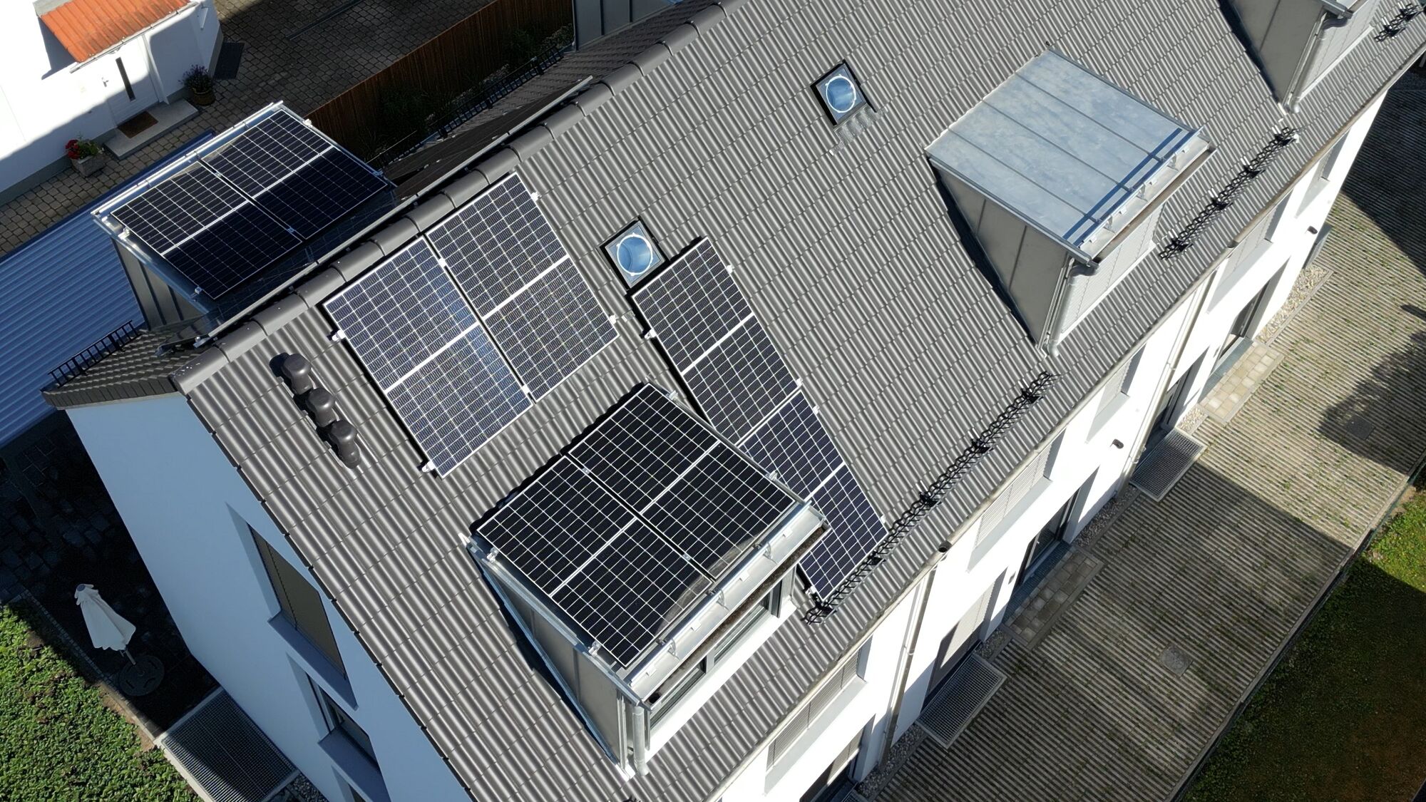 Mit der Fertigstellung startete eine energetische Projektbegleitung, in deren Rahmen die Verbräuche exakt dokumentiert und ausgewertet werden.