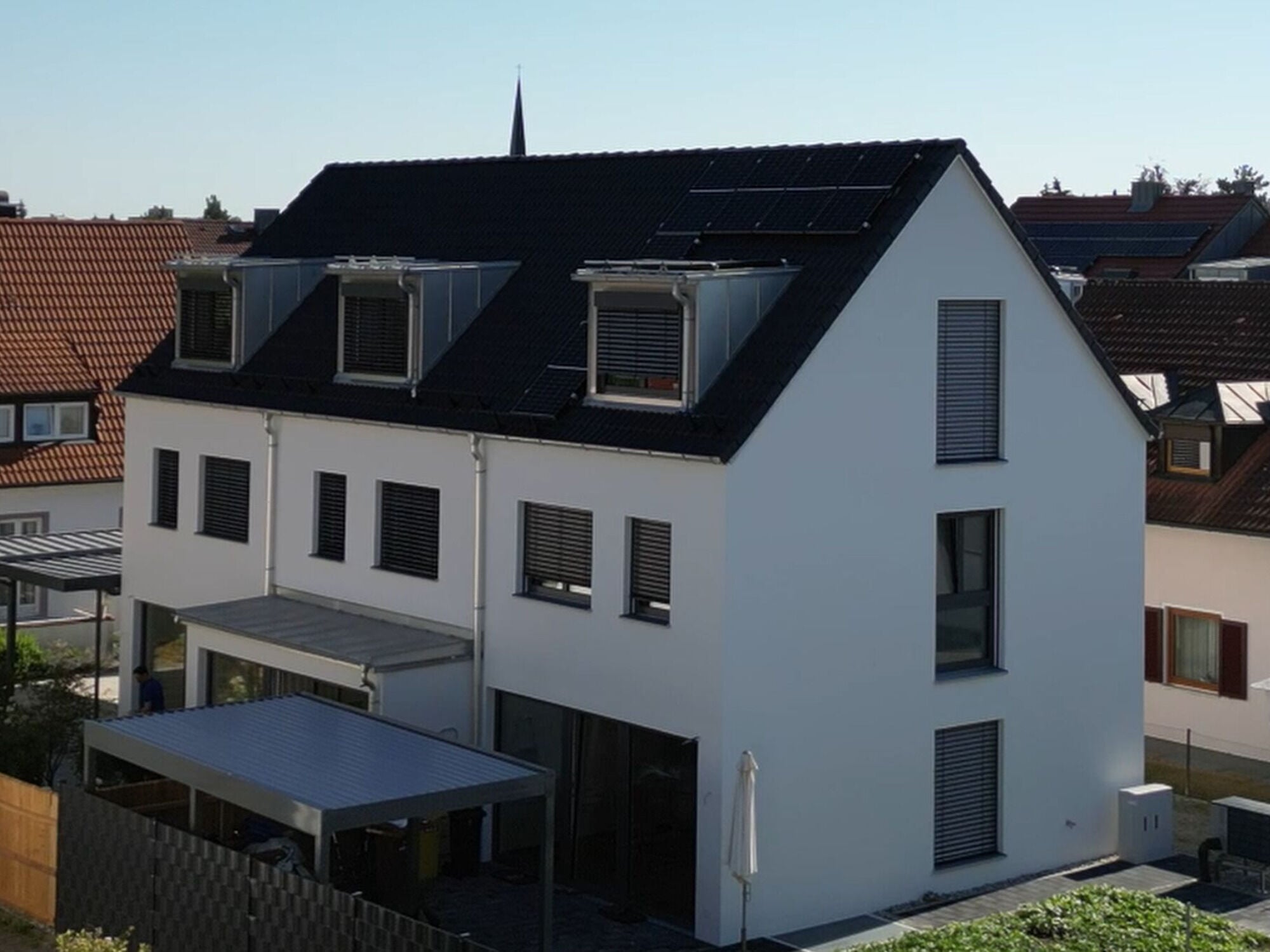 Auf 450 Quadratmeter realisierte Architekt Volker Herzog einen Dreispänner, um den hohen Grundstückspreis auf drei Bauherren zu verteilen.