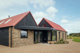 Loader & Monteith Architects konzipierten das Landhaus als Zwillings-Volumen eines traditionellen Byre.