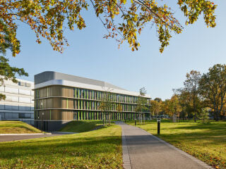  Seit 2020 bündelt das von Sweco entworfene Biomedizinische Zentrum II (BMZ II) in Bonn Forschungsflächen, Labore und Büros unter einem Dach. 
