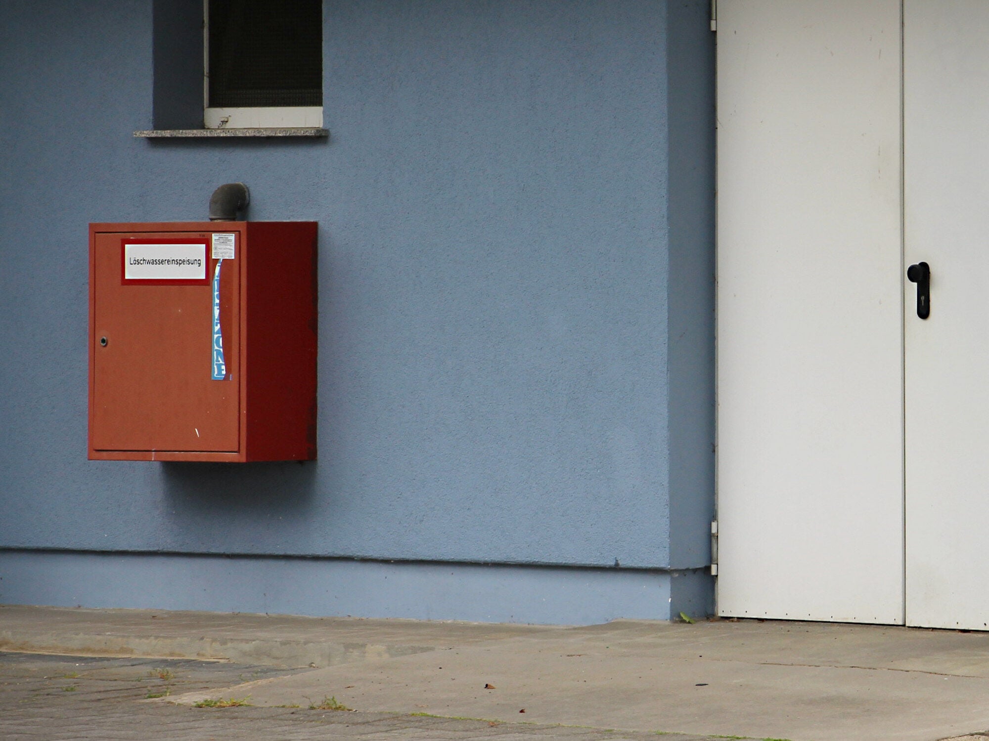 Löschwassereinspeisung bei einem Plattenbau in Eisenhüttenstadt