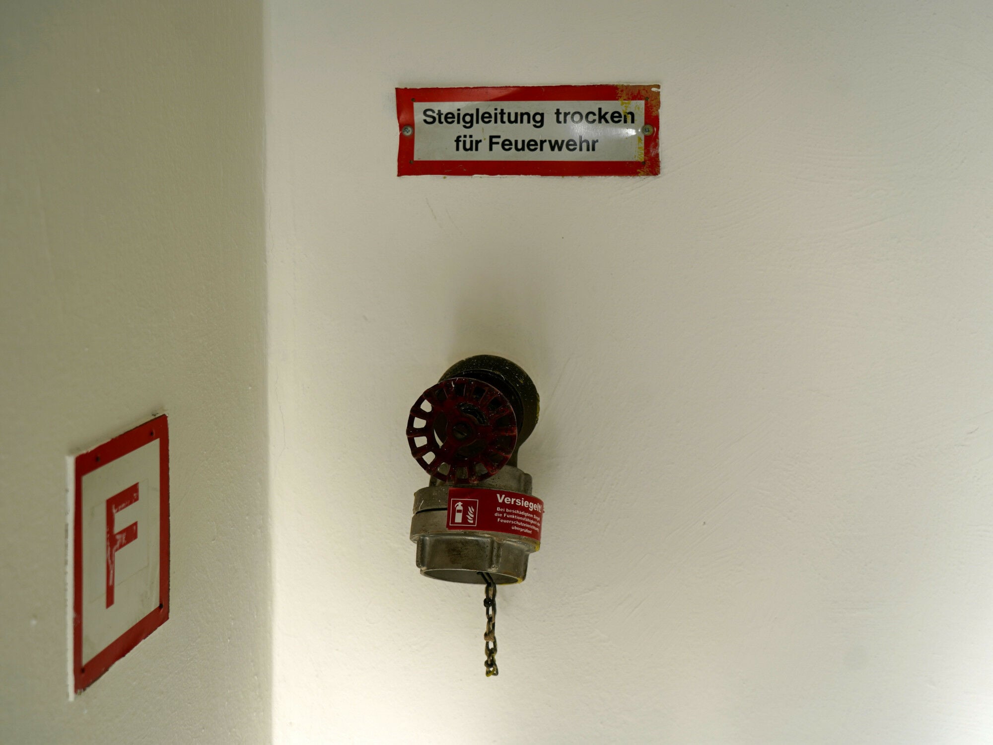 Entnahmestelle einer trockenen Steigleitung in einem Treppenhaus