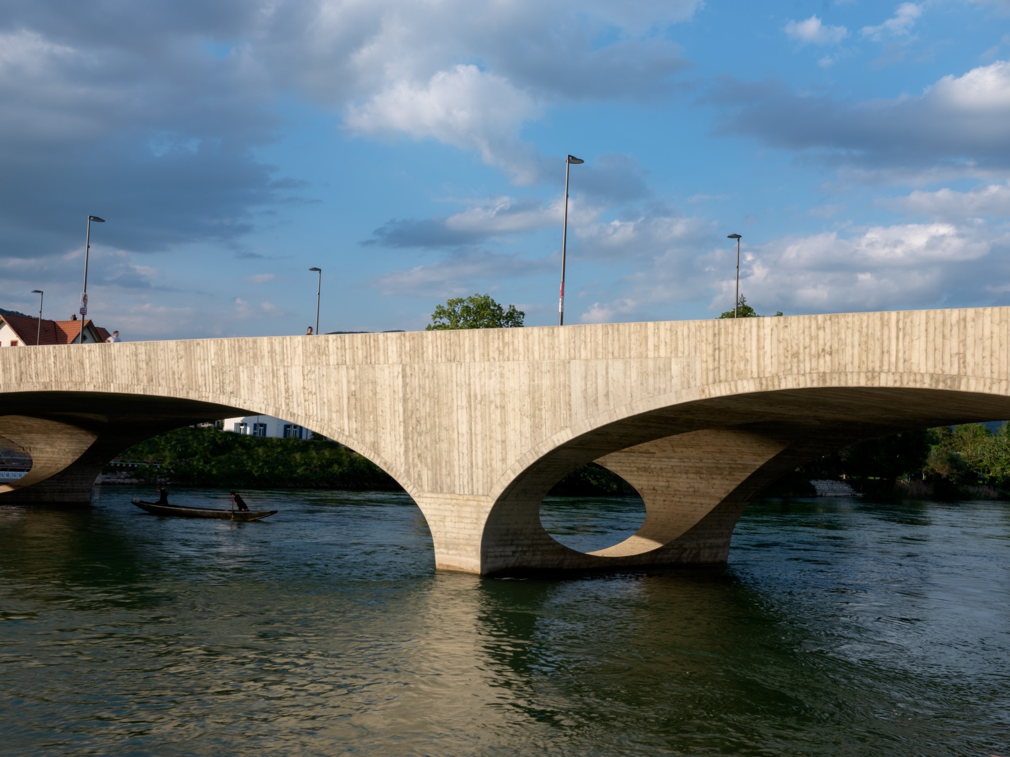 Dank der präzisen Ausführung des Ortbetons erhält die Brücke ein monolithisches Erscheinungsbild.