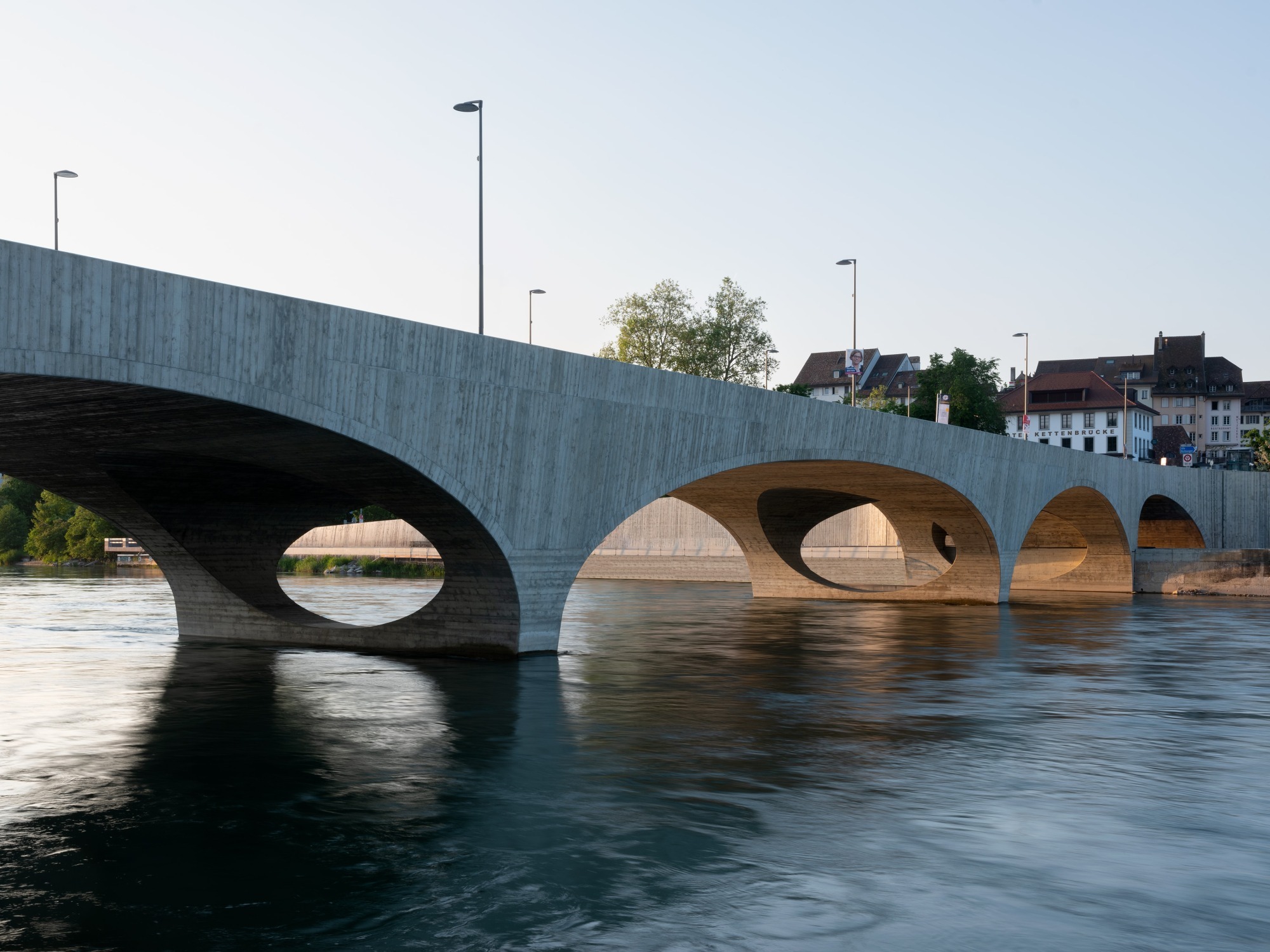 Die neue Aarebrücke ersetzt ein Vorgängerbauwerk in unmittelbarer Nähe zur historischen Altstadt von Aarau.