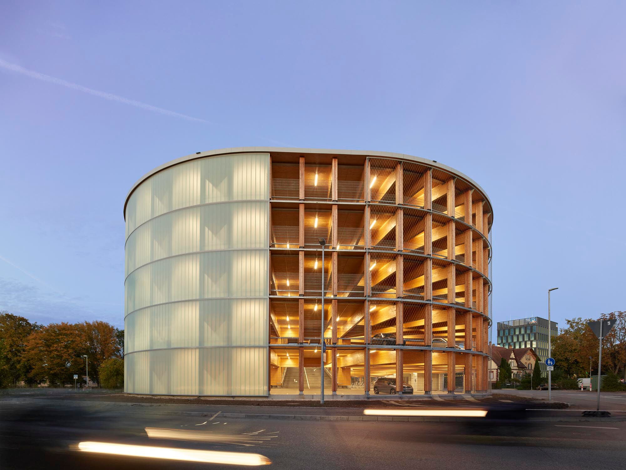Die nördliche Profilglasverkleidung der Fassade dient dem Schallschutz Richtung Wohngebiet.