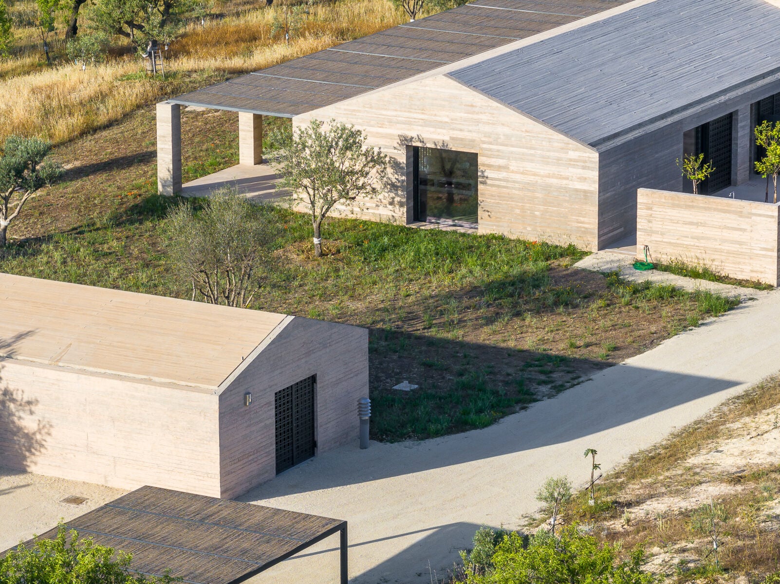 Zu dem Haupthaus gesellt sich ein Nebengebäude, das als separates Gästehaus oder Arbeitsstudio genutzt werden kann.