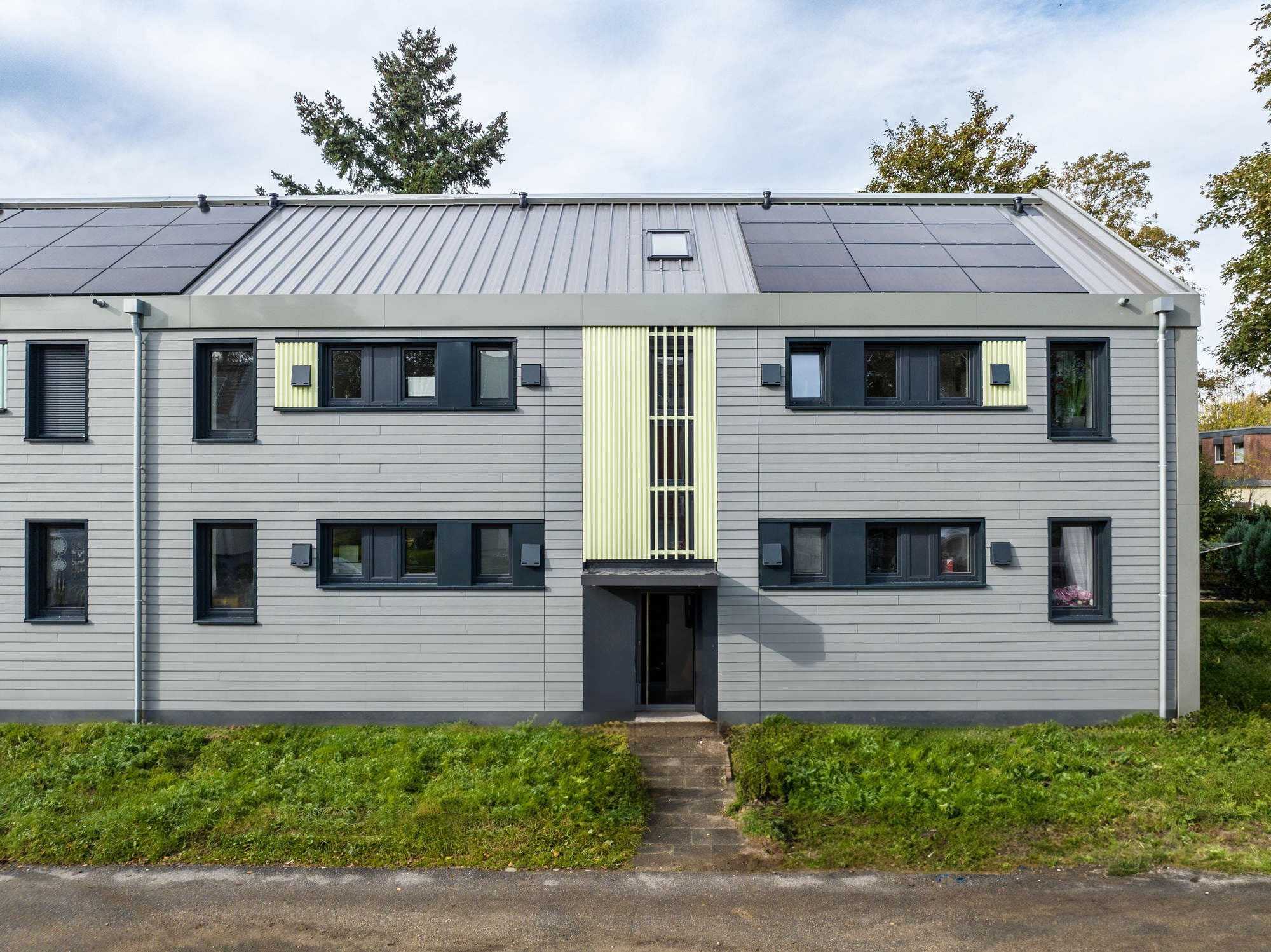 Eine neue Hülle aus vorgefertigten Fassaden- und Dachelementen und eine digitalisierte Planung vom Aufmaß bis zur Werkplanung zeichnen die serielle Sanierung nach dem Energiesprong-Konzept aus.
