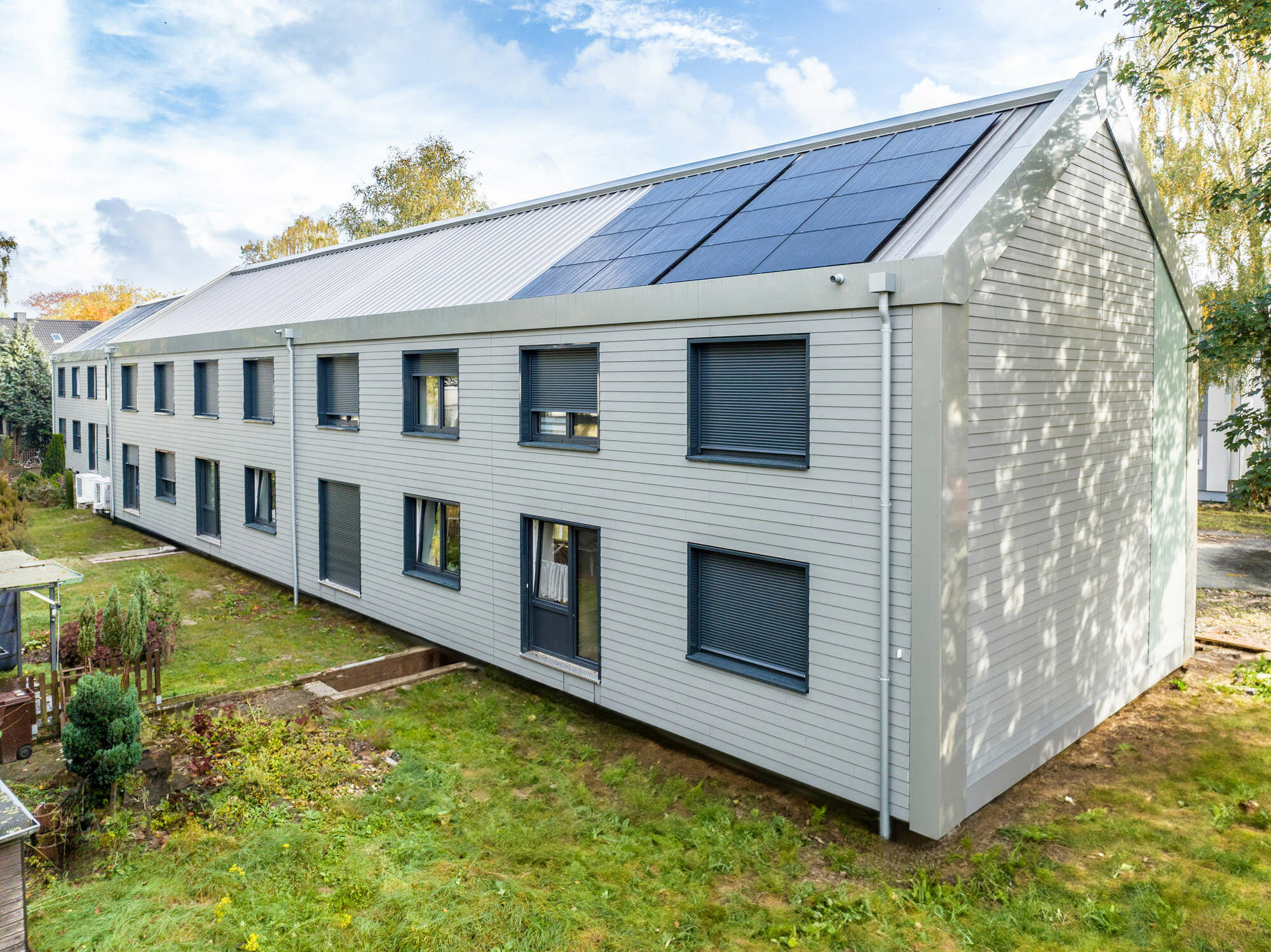 Die Dächer bekamen nach dem Rückbau der alten Dacheindeckung eine neue Haut aus gedämmten Dachelementen mit Profilblechverkleidung und Photovoltaik-Modulen.
