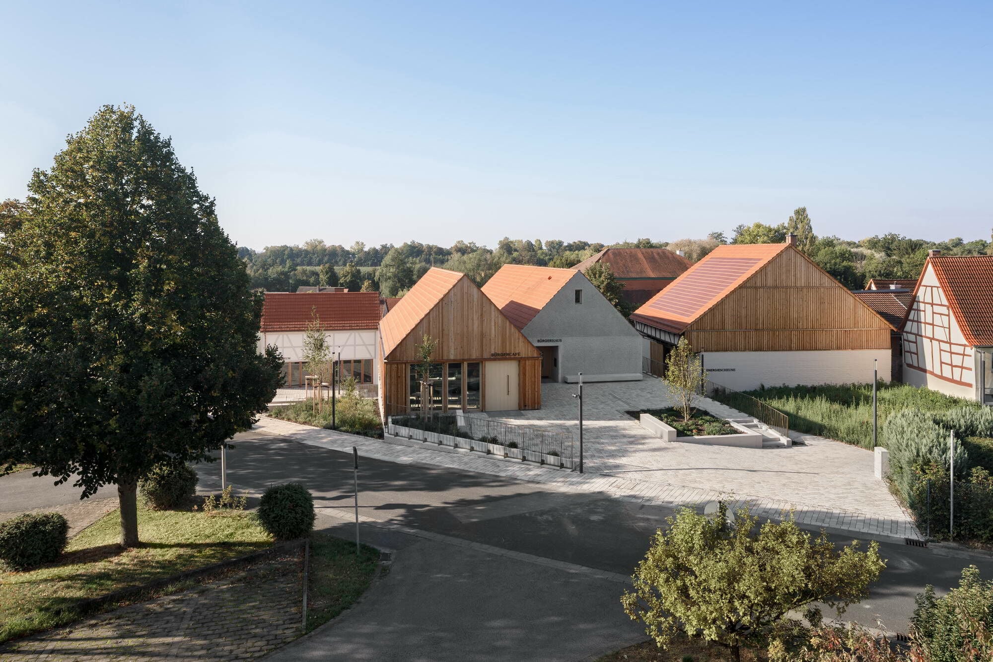 Das Dach der „Energiescheune“ ist auf beiden Seiten mit PV-Modulen versehen, wobei es sich bei den vom Bürgerhaus aus sichtbaren um gebäudeintegrierte Module handelt.